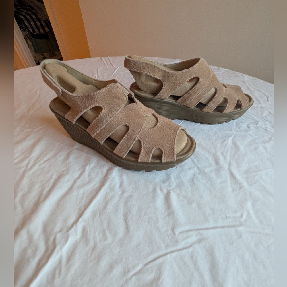 Skechers - Lightly Used Women's Tan Suede Wedge Memory Foam Sandals - Size 7